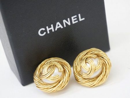 シャネルらしさを感じるデコラティブなロープデザインイヤリング