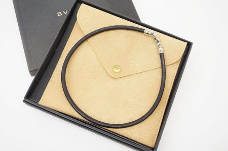 ブルガリのシンプルなレザー製チョーカーネックレスを買取しました