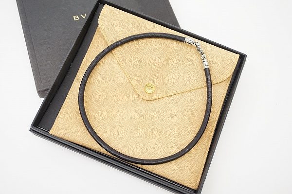 ブルガリのシンプルなレザー製チョーカーネックレスを買取しました