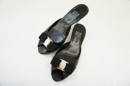 フェラガモのシグニチャーモチーフ「ヴァラ」のシンプルサンダルを買取しました