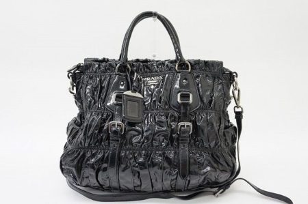 オシャレに使いこなせるプラダのバッグを買取りしております！