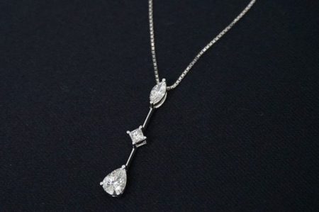 3種類のブリリアントカットのプラチナ製ダイヤモンドトリロジーネックレス