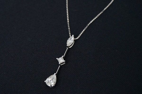 3種類のブリリアントカットのプラチナ製ダイヤモンドトリロジーネックレス