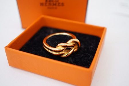 エルメスのカレをよりエレガンスにするエルメススカーフリング「アタメ」