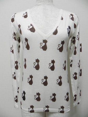 ストーンをあしらったキャットに注目！キュートなカイラニのＶネックＴ