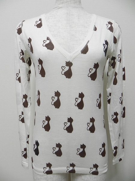 ストーンをあしらったキャットに注目!キュートなカイラニのVネックT