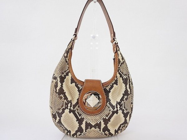 ボヘミアンスタイルにぴったりなケイトスペードのパイソンバッグ