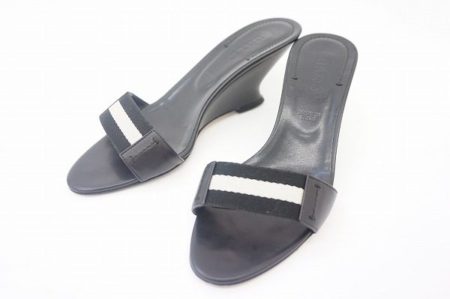 スイスの高級ブランド バリーのリボンライン ウェッジソールサンダル