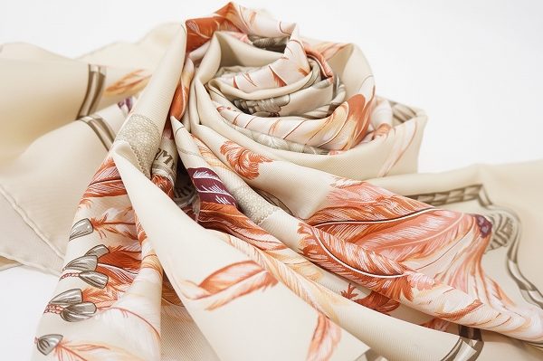 エルメスのスカーフでコーディネートに華やかさをプラス（BRAZIL)