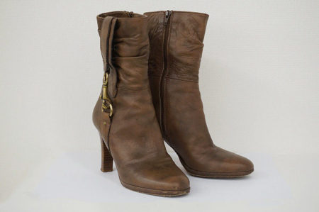 コーチのサイドベルト付レザー製ウッドヒールショートブーツ