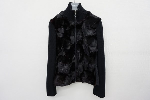 プラダの秋冬にぴったりなミンク切替ニット製ジップアップジャケット