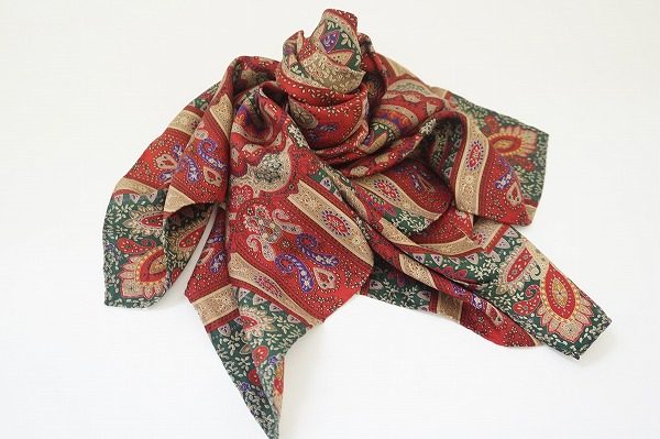 高級老舗ブランドのアクアスキュータムだからこそ作ることのできたスカーフ