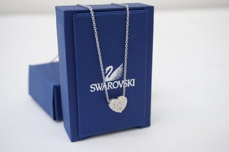 スワロフスキーのキュートなハート型シルバーパヴェネックレス