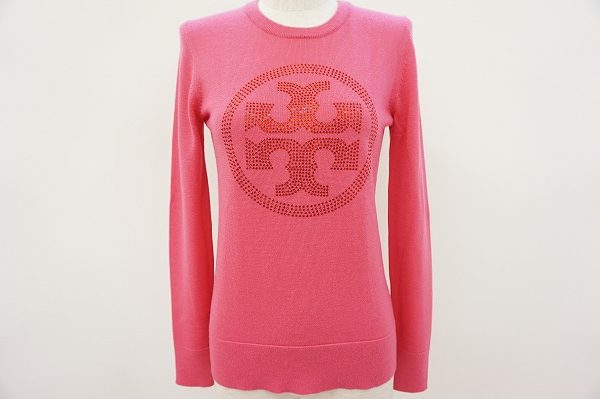 トリーバーチのラインストーンで描かれたロゴ入りクルーネックニットを買取しました