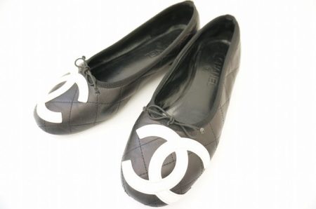 シャネルのシンボル「カンボンライン ココマークバレエシューズ」