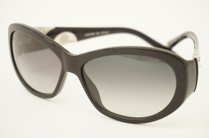 モノトーンで自然なかけ心地！ルイヴィトンのお洒落サングラス！