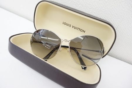 シャープなフォルムが美しく上品なルイヴィトンのサングラス