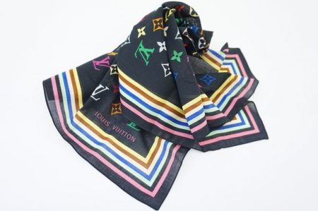 落ち着いた大人の女性にとっては必須アイテム！ルイヴィトンのスカーフ