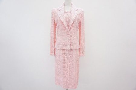 レース使いがフェミニンさをアップさせるイネスのセットアップ