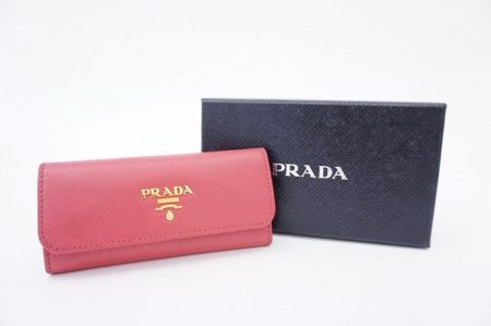 ビビッドピンク×ゴールドでエレガント！プラダのお洒落な長財布！