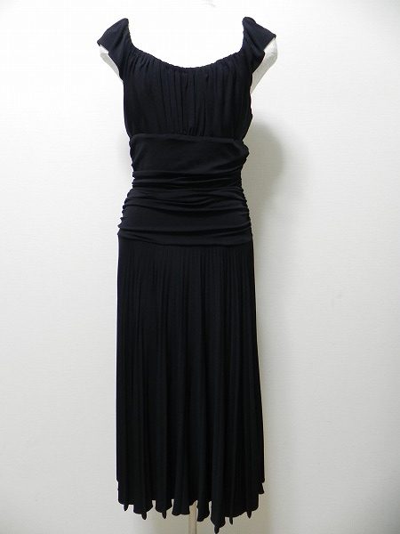 着やせ効果抜群!BCBGマックスアズリアのシンプルワンピ