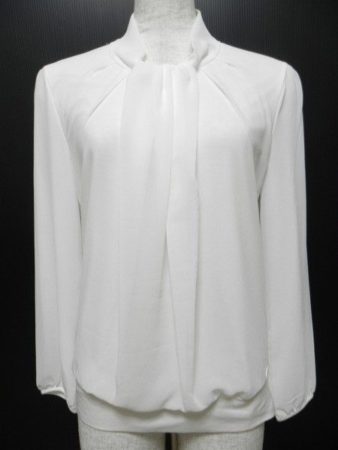 オフィスカジュアルとして外せないアナイのシフォンブラウス白