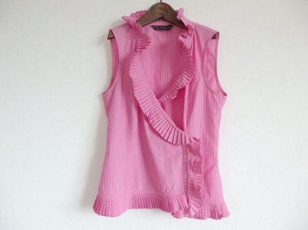 ケイタマルヤマの流れるようなフリルとカッティングが美しいブラウス