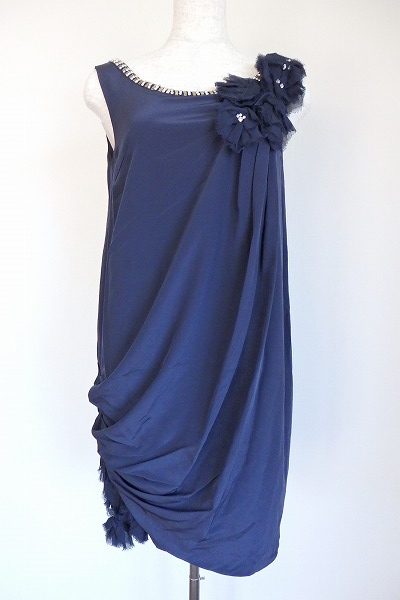 上質素材の光沢感とビジュー使いが華やかなグレースクラスのミニドレス