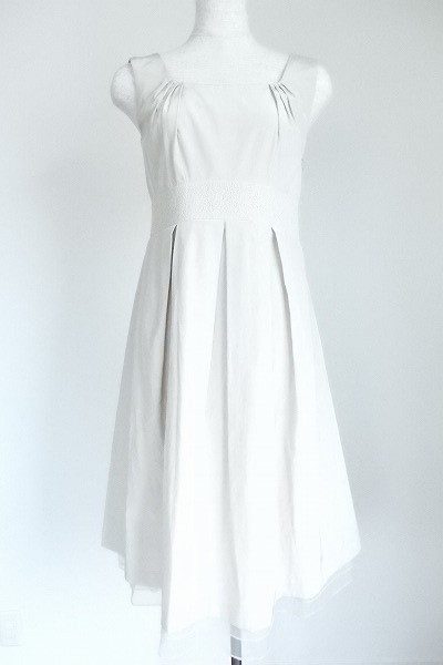 シンプルかつフェミニンなアンタイトルのAライン白ワンピース