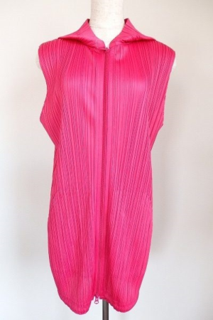 周りに差をつけるカジュアルスタイルを実現。プリーツプリーズのパーカーを買取しました