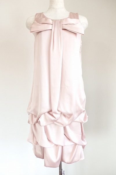 バーニーズニューヨークのパステルピンクのリボン付裾ラッフルドレス