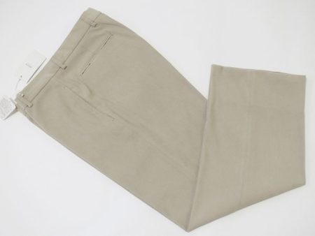 どんなトップスにも合わせやすく大人の男にこそ似合うアルマーニの上質スラックス