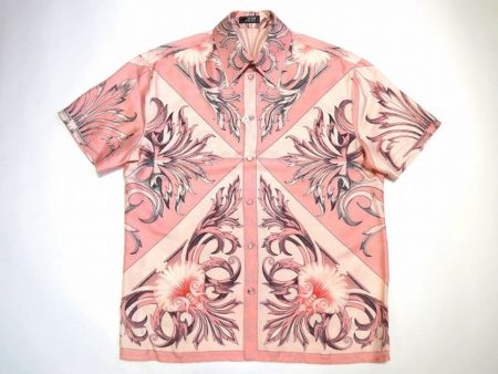 スカーフのようにオシャレなヴェルサーチらしいピンクの半袖シャツ