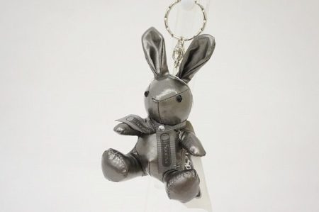 オシャレのポイントにスワロフスキーの大人可愛いキーホルダー