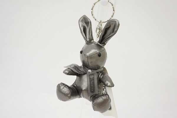 オシャレのポイントにスワロフスキーの大人可愛いキーホルダー