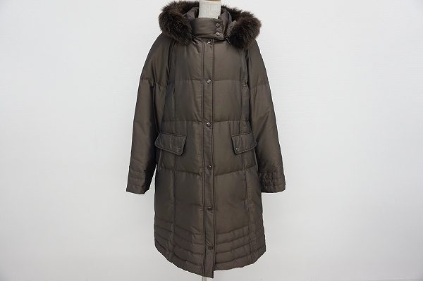 上品なフォックスファーがアクセント。ダックスのダウンコート