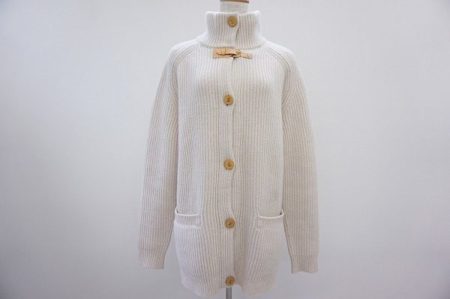 ボタンのＬＶロゴが映えるルイヴィトンの上質カシミア混カーディガン