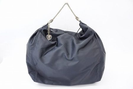 揺れるハートのチャームがポイント！ダナキャランのナイロンバッグ