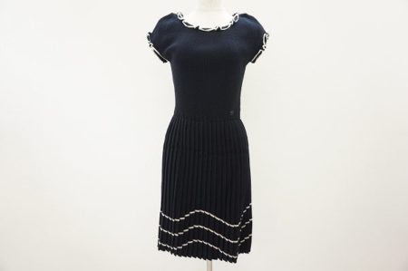 ホワイトのパイピングがクリーンなシャネルのニットワンピース