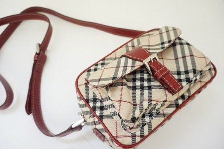 大人気！斜め掛けできるバーバリーのノバチェック柄ショルダーバッグ