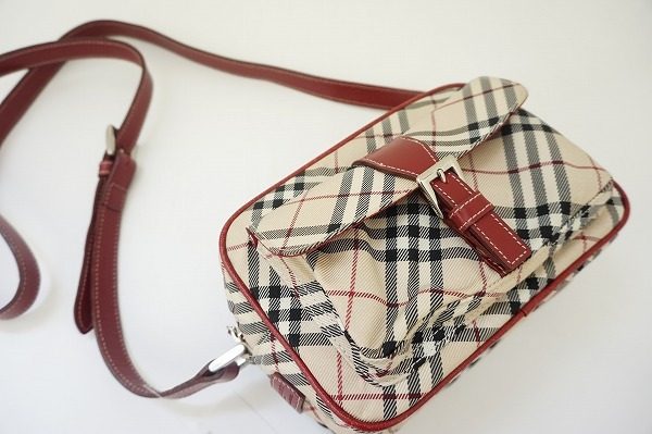 大人気！斜め掛けできるバーバリーのノバチェック柄ショルダーバッグ