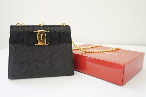 パーティーにぴったり！キュートなフェラガモのミニチェーンショルダーを買取しました