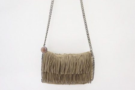 カッコいい大人スタイルに！ステラマッカートニーのレザーバッグ