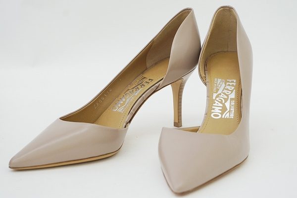 フェラガモの美麗パンプスを買取いたしました