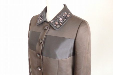 襟元のビジューとボタンがアクセントのハロッズのジャケットを買取しました