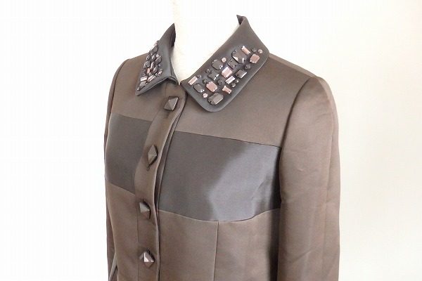 襟元のビジューとボタンがアクセントのハロッズのジャケットを買取しました