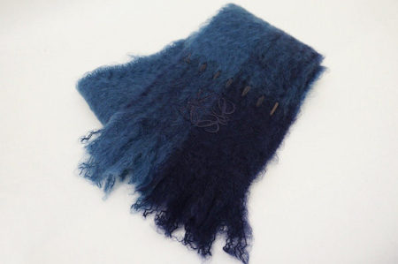 ロエベのブルーグラデーションのマフラーを買取しました