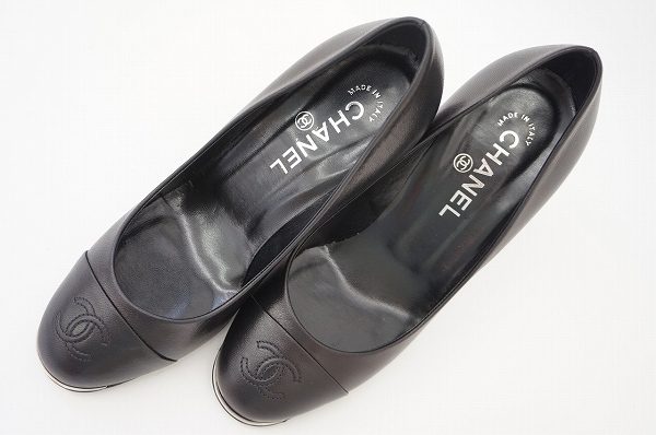 オールブラックの洗練されたシャネルのココマーク入りレザーパンプスを買取いたしました