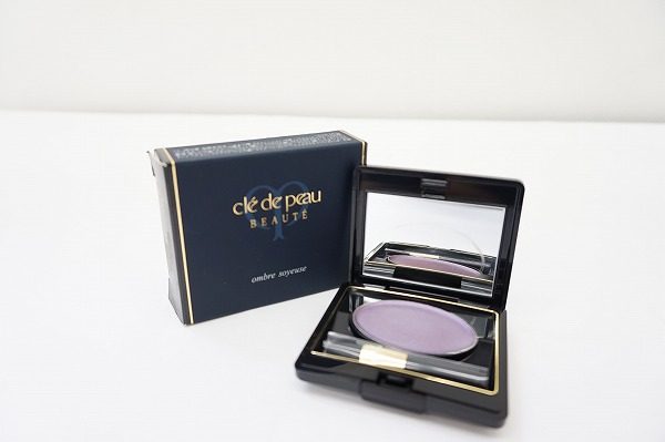 クレ・ド・ポーボーテの人気アイテム　バイオレットカラーのアイシャドウを買取いたしました