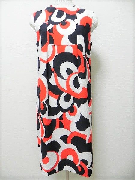 レトロクラシックスタイルを楽しめるピエールカルダンのワンピース